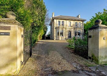 Sinatra Villa in Cheltenham