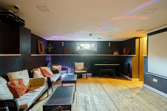 Sinatra Villa in Cheltenham