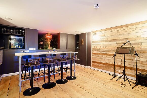 Sinatra Villa in Cheltenham