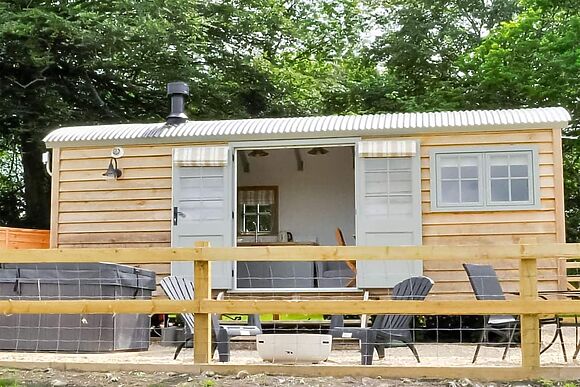 Shepherds Hut Retreat in Alderbury