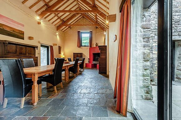 Ysgubor Fawr in Gwynfe