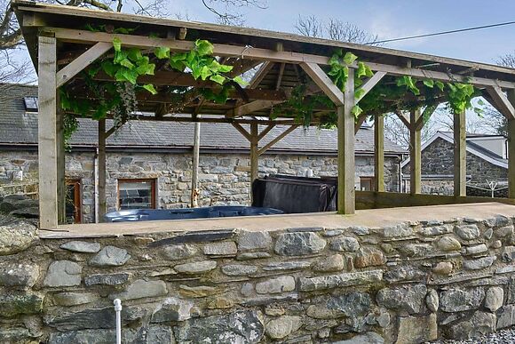 Kris Kin at Ymwlch Barns