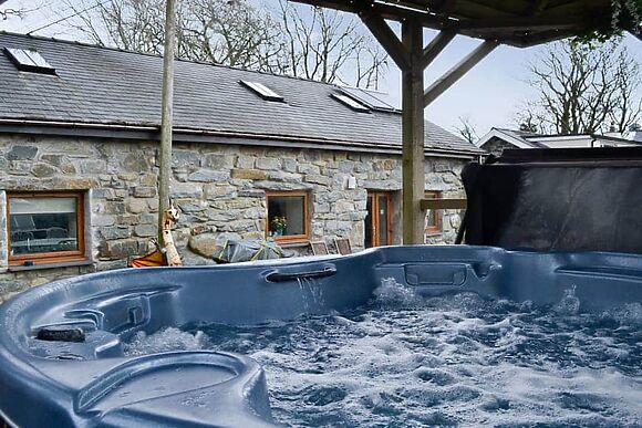 Kris Kin at Ymwlch Barns