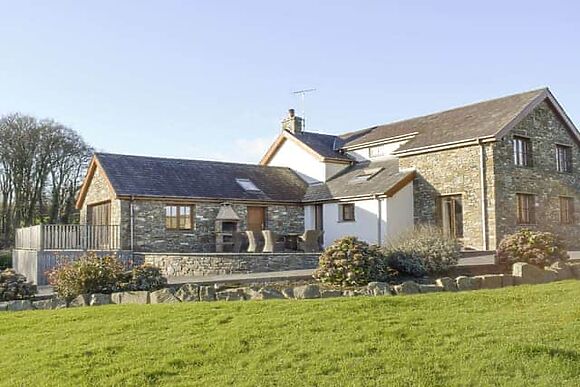 The Farmhouse at Ffynnonmeredydd Cottages