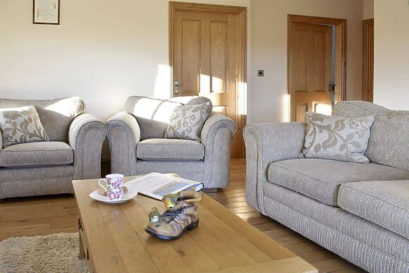 Gwel-Y-Llyn at Ffynnonmeredydd Cottages