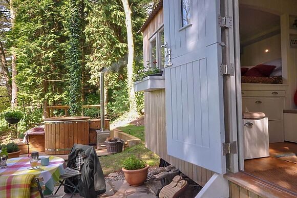 Cwm Dwr Bluebell Hut