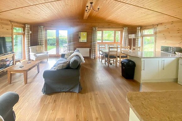 Edw Lodge at Boatside