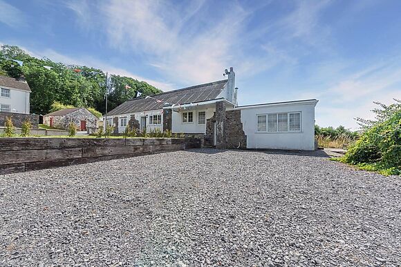 Bronyn Cottage in Ferryside