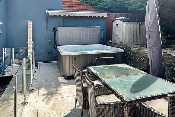 Honeycott in Llangattock