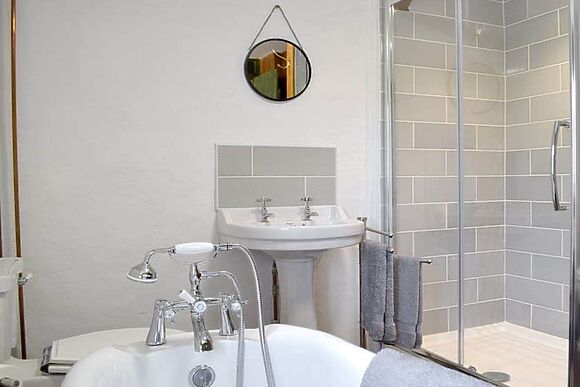 Gamekeepers Cottage in Newchapel