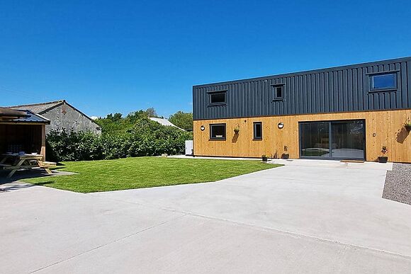 Dronefield Lodge in Somerton