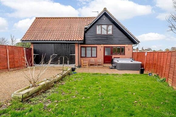 Riverside Cottage in Loddon