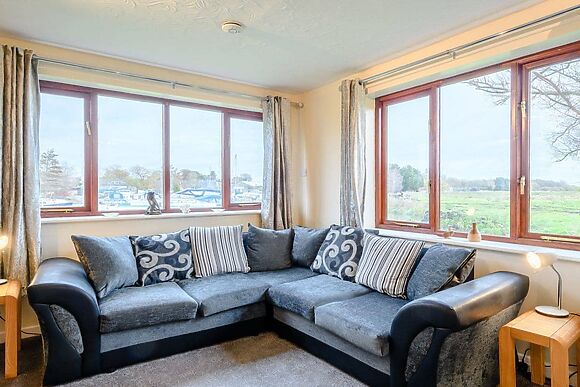 Riverside Cottage in Loddon