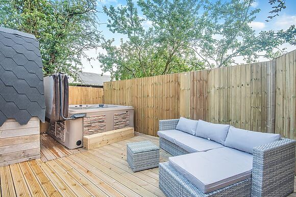 Boxing Hare at Mayfield Retreats