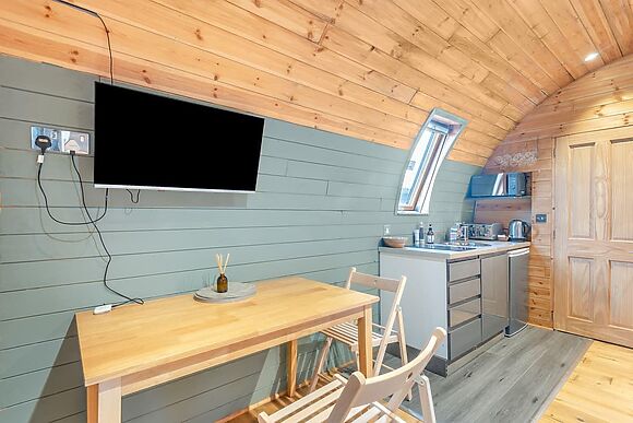 Boxing Hare at Mayfield Retreats