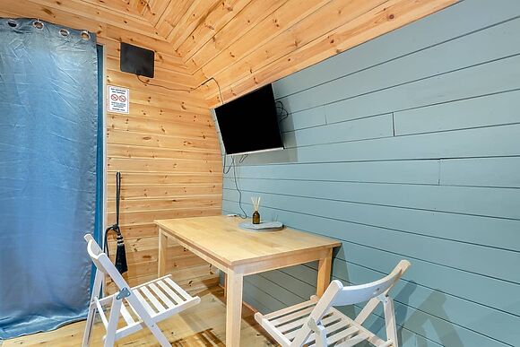 Boxing Hare at Mayfield Retreats