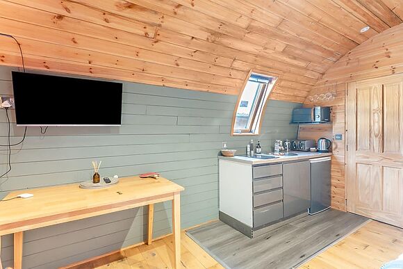 Boxing Hare at Mayfield Retreats