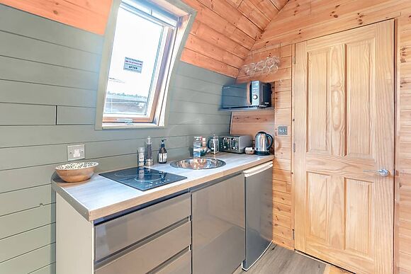 Boxing Hare at Mayfield Retreats