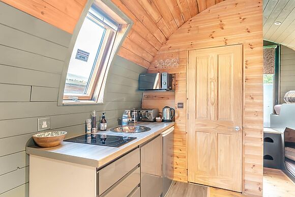 Boxing Hare at Mayfield Retreats