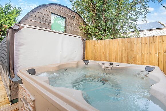 Boxing Hare at Mayfield Retreats