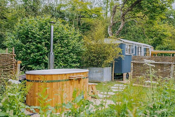 Lapwing Hut in Cholderton