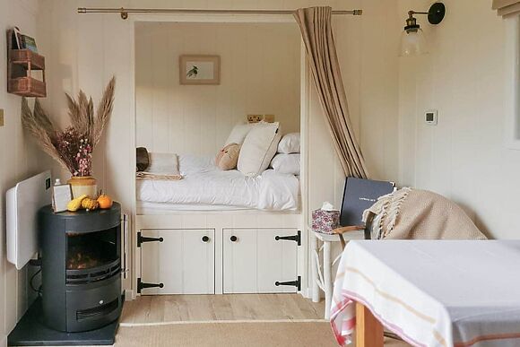 Lapwing Hut in Cholderton