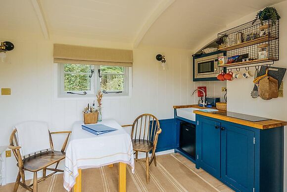 Lapwing Hut in Cholderton