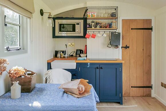 Lapwing Hut in Cholderton