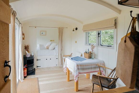 Lapwing Hut in Cholderton