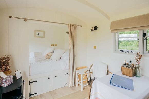 Lapwing Hut in Cholderton