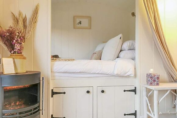 Lapwing Hut in Cholderton