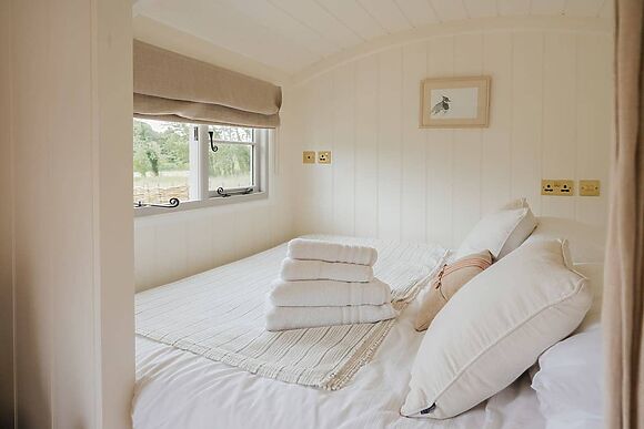 Lapwing Hut in Cholderton