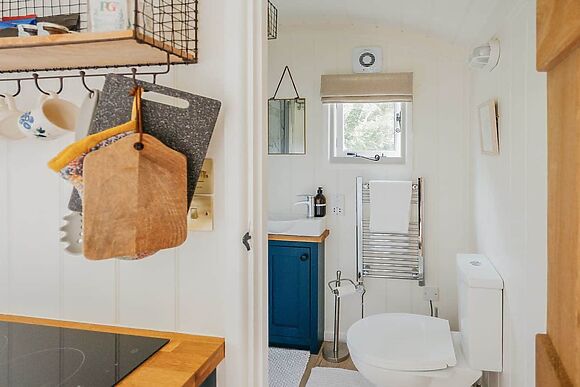 Lapwing Hut in Cholderton