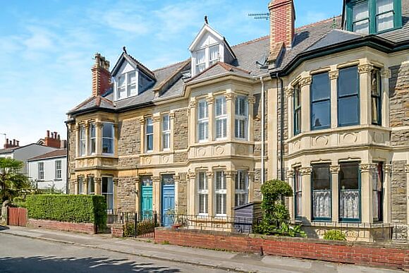 Pierside Coastal Retreat