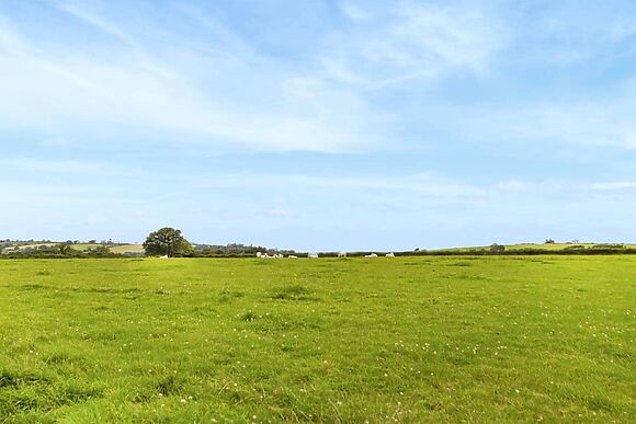Carnau Mawr at Brynawelon Farm