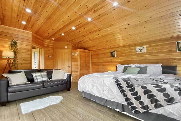 Maple at Pinecone Lodges