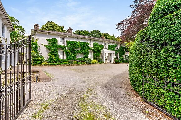 Llwynhelig House