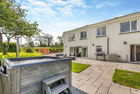 Llwyncelyn Farmhouse in Clynderwen