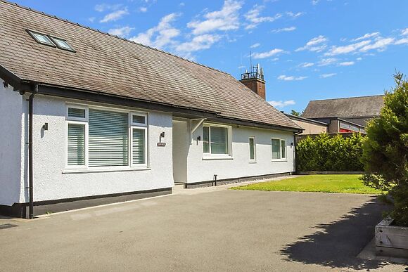 Cae Garw at Cwm Cadnant