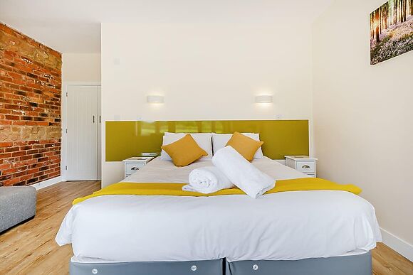 Hollywood at The Victorian Barn