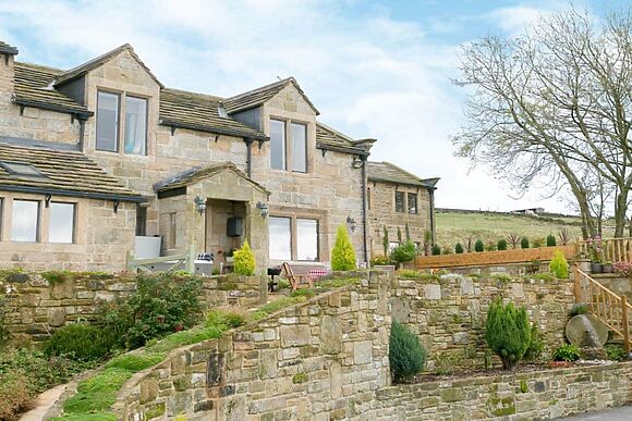 Commons Farm Cottage in Wadsworth