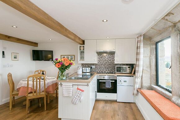 Commons Farm Cottage in Wadsworth