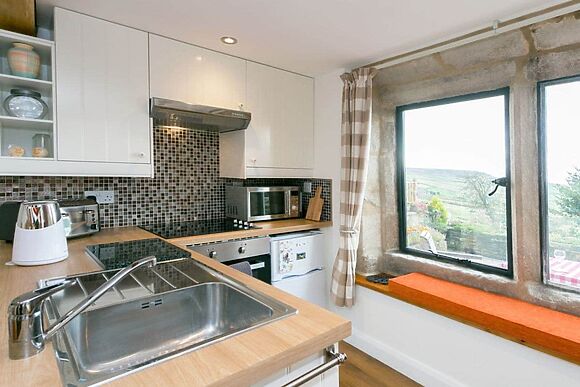 Commons Farm Cottage in Wadsworth