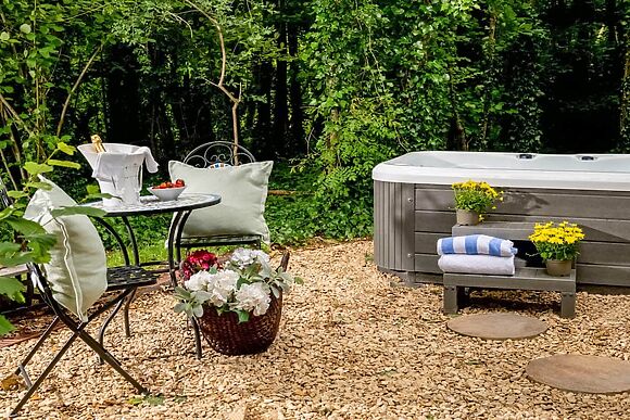 Honeycombe Treehouse in Blandford Forum