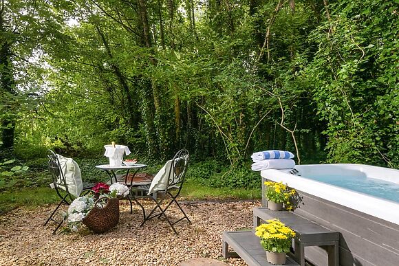 Honeycombe Treehouse in Blandford Forum