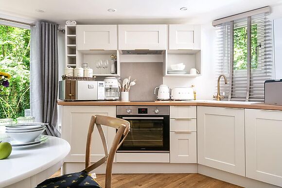 Honeycombe Treehouse in Blandford Forum