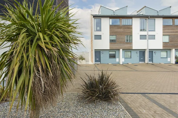 No.1 Quay Court