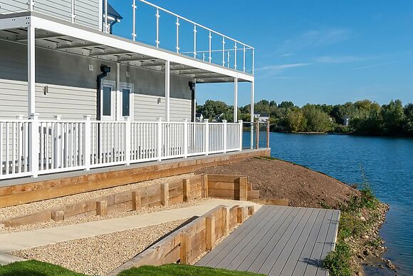 Lakefront Lodge