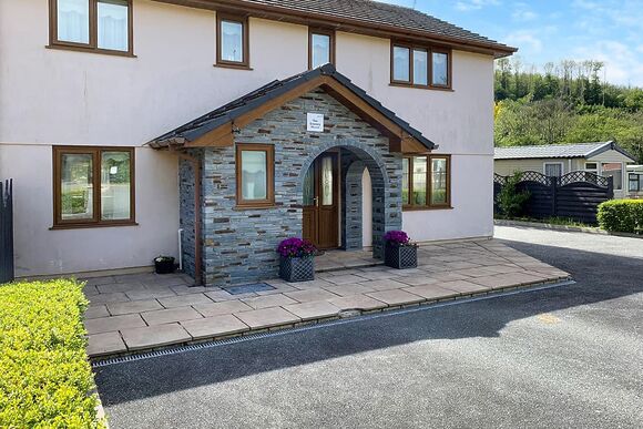 Granary Cottage - Aberdwylan Holiday Park, Carmarthenshire