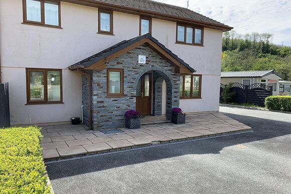 Granary Cottage - Aberdwylan Holiday Park, Carmarthenshire